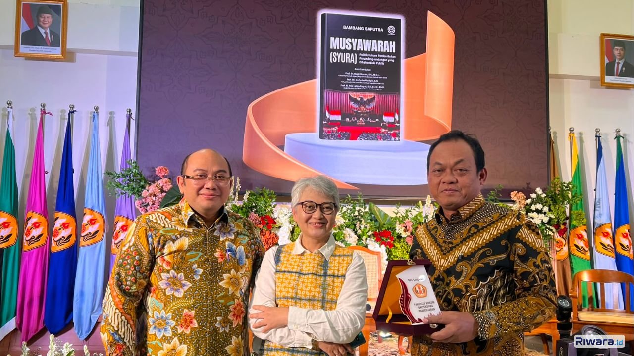 Prof Dr Bambang Saputra SH SHI MHI Prof Susi Dwi Harijanti SH LLM PhD Prof Dr Suparji Ahmad SH MH saat peluncuran buku Musyawarah Syura Politik Hukum Pembentukan Perundang-undangan yang Dikehendaki Publik karya Prof Dr Bambang Saputra SH SHI MHI